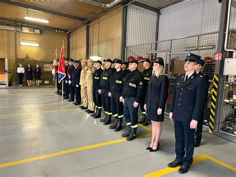 Strażacy OSP w mundurach galowych prezentujący dystynkcje