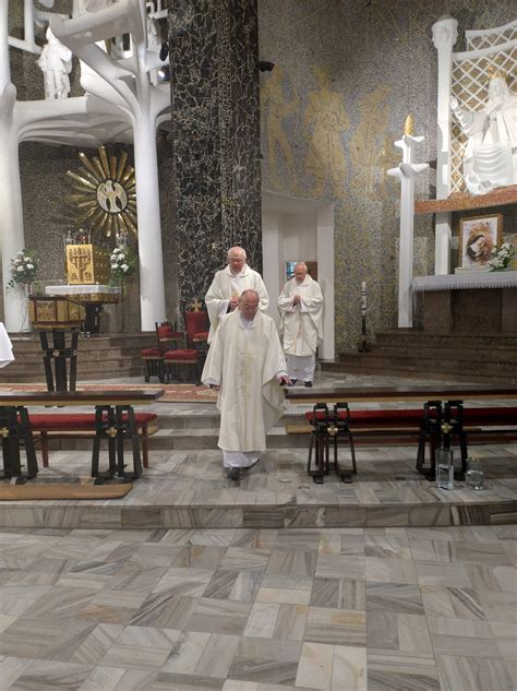 Wnętrze Katedry Świętych Cyryla i Metodego z widocznym ikonostasem