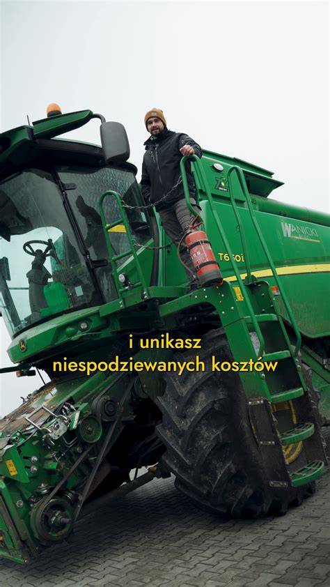 zdjęcie operatora kombajnu przeprowadzającego konserwację lub czyszczenie maszyny