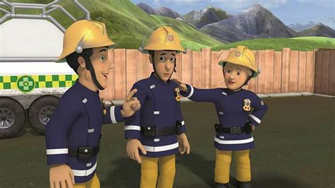Strażak Sam i jego nowi rekruci Arnold i Ellie, na tle nowoczesnego wozu strażackiego w Pontypandy