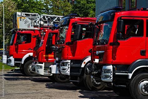 Nowoczesne wozy strażackie z zakładowej straży pożarnej huty ArcelorMittal