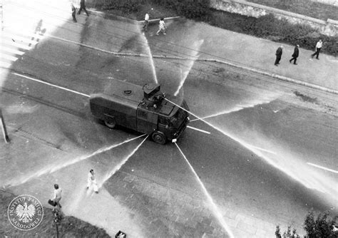 historyczne zdjęcie armatki wodnej Steyr RWD 7500 w barwach milicji
