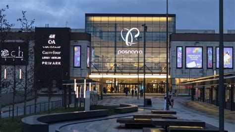 Zdjęcie: Gęsty dym i płomienie unoszące się w centrum Poznania w pobliżu Galerii Posnania