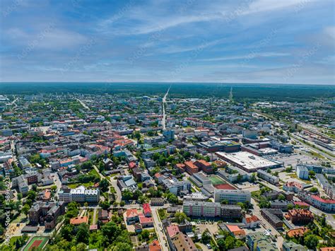 widok z powietrza na płonące hale archiwum miejskiego