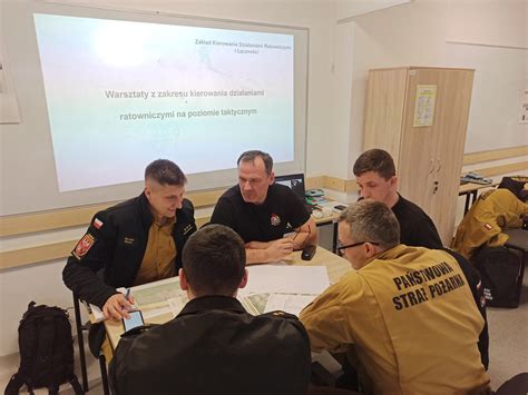 Strażacy OSP podczas szkolenia z zakresu kierowania działaniami ratowniczymi (KDR)