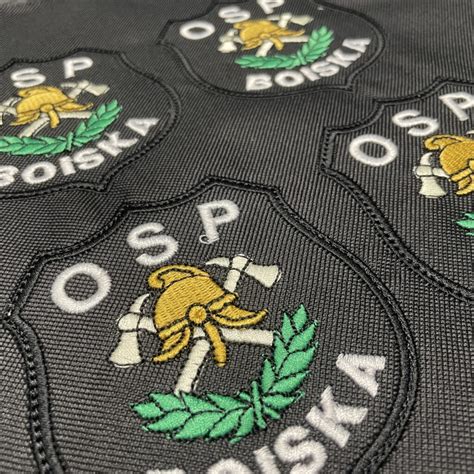 Wysokiej jakości haftowane naszywki OSP i PSP, zbliżenie na detal haftu