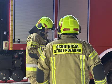 Zdjęcie strażaków OSP prezentujących nowy sprzęt zakupiony dzięki dotacjom