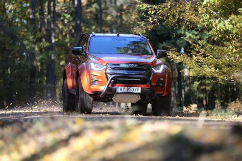 ISUZU D-Max w górzystym terenie z oznaczeniami OSP