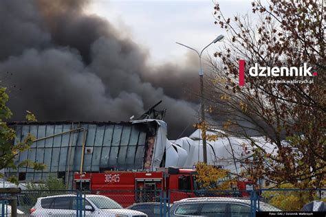 Zdjęcie gęstego słupa dymu unoszącego się nad Gliwicami z pożaru hali przemysłowej