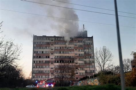 Zdjęcie bloku socjalnego przy ulicy Młodej 4 w Kielcach, ukazujące trudne warunki