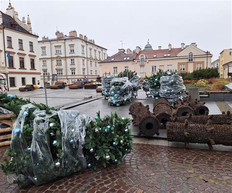 Zdjęcie przedstawiające zabezpieczony teren wokół nadpalonej choinki na rynku w Raciborzu