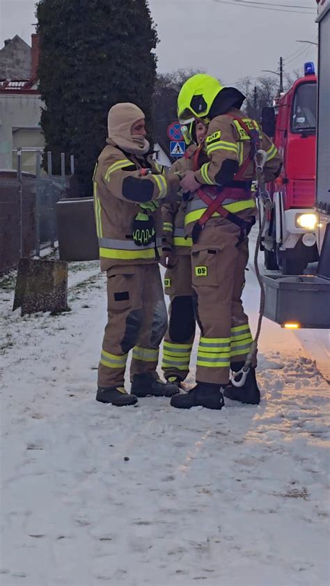 schemat przekroju komina lub zdjęcie strażaków przy pracy z kamerą termowizyjną