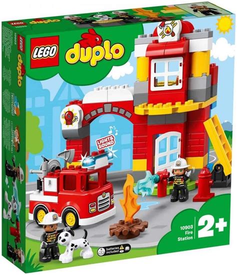 Infographic or diagram showing the features of the LEGO Duplo 10903 fire station set, including figures and vehicles