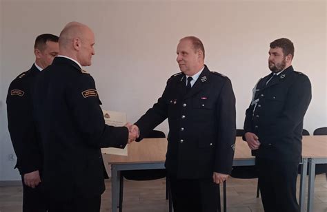 Zdjęcie przedstawiające oficjalne przekazanie decyzji o włączeniu jednostki do KSRG z udziałem przedstawicieli PSP i władz samorządowych.