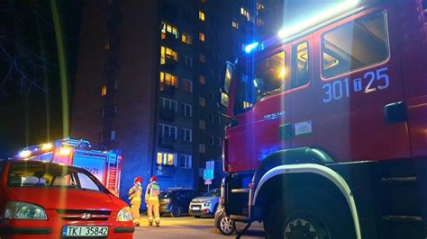 Wozy strażackie przed kamienicą na ulicy Paderewskiego w Kielcach