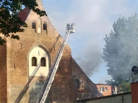 Strażacy gaszą pożar dachu Kościoła św. Piotra i Pawła w Gdańsku