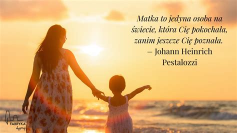zdjęcie dziecka rozmawiającego z niewidzialną postacią w pomieszczeniu lub na zewnątrz