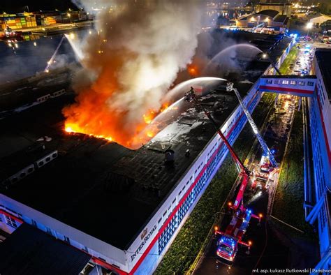 panorama pożaru hali magazynowej