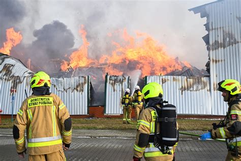 strażacy gaszą pożar hali magazynowej