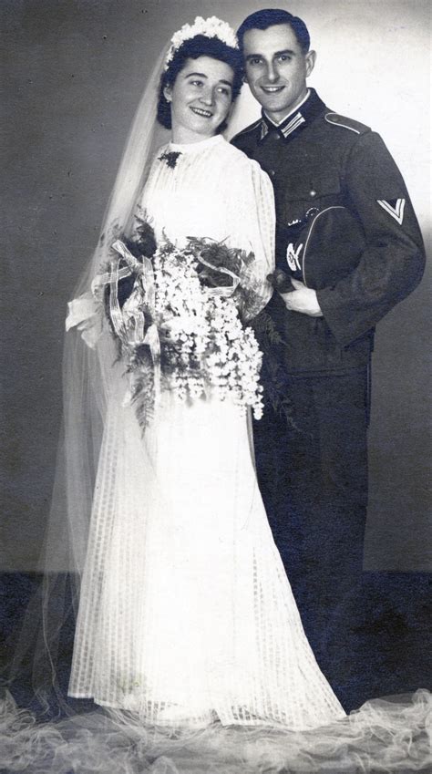 Zdjęcie ślubne Wilhelma Wróbla i Łucji z d. Pucher, wraz z innymi członkami rodziny, którzy zginęli lub przeżyli masakrę.