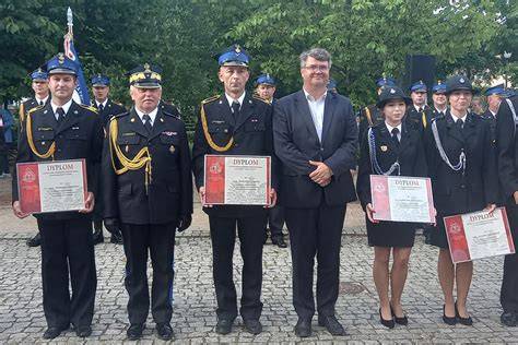 Zdjęcie z uroczystości 120-lecia OSP Bełchatów, np. wręczenie odznaczeń