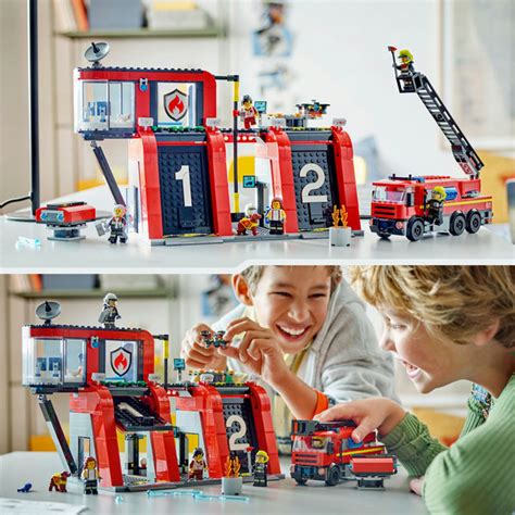 Dziecko bawiące się prostym wozem strażackim LEGO DUPLO