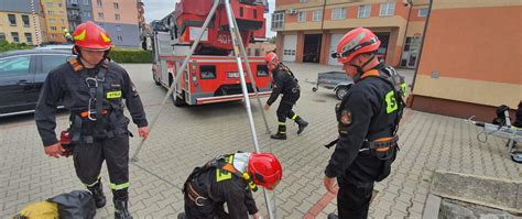 zdjęcie strażaków ćwiczących ratownictwo wysokościowe na poligonie
