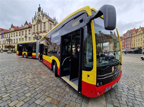 Autobus MPK jako punkt grzewczy dla ewakuowanych