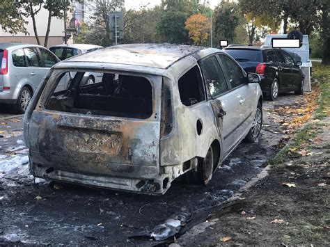 Zdjęcie spalonych samochodów z widocznymi zniszczeniami karoserii i stopionymi felgami