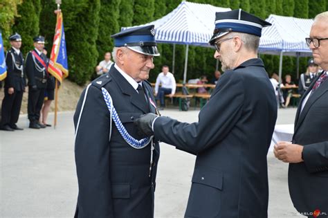 zdjęcie sztandarów i munduru z lat 50. OSP Linia