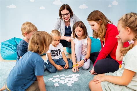 Zdjęcie uśmiechniętych dzieci podczas zajęć sportowych