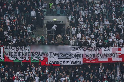 Zdjęcie kibiców Legii Warszawa przed wejściem do restauracji w Molde