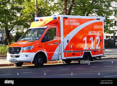 Thematisches Foto: Rettungswagen der Berufsfeuerwehr in Deutschland im Einsatz