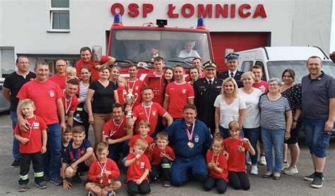 Zdjęcie zwycięskiej drużyny OSP Łomnica z pucharem na stadionie w Oleśnie