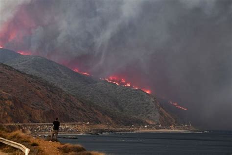 Mapa Kalifornii z zaznaczonym obszarem pożarów Woolsey Fire w 2018 roku