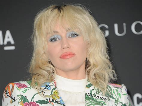 Miley Cyrus podczas kameralnego pokazu filmu muzycznego „Something Beautiful” w Nowym Jorku
