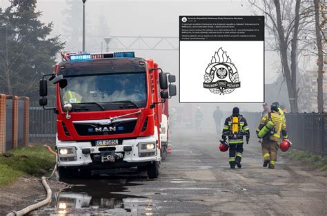 Dwóch umundurowanych strażaków na polanie. Jeden z nich, przyklękając, kieruje zwarty strumień przed siebie, demonstrując technikę ołówkowania.
