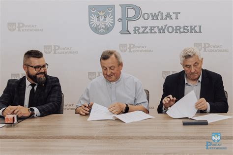 Podpisanie umowy na dofinansowanie zakupu wozu strażackiego OSP Brzeźnica