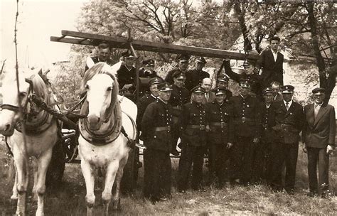 Straż z Królowej Woli jeżdżąca do pożarów wozem konnym w latach 60. XX wieku