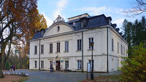 Pałac Małachowskich w Nałęczowie z kartuszem herbowym na fasadzie