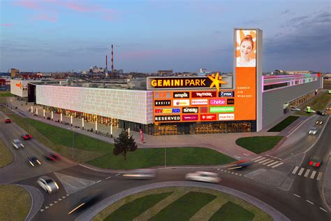 Zdjęcie przedstawiające wejście do centrum handlowego Gemini Park Tychy z widocznym w oddali samochodem straży pożarnej