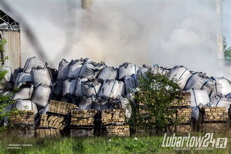 Zdjęcie z miejsca pożaru składowiska opon i palet