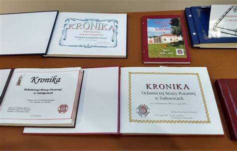 zdjęcie kroniki OSP, otwartej, z ręcznym pismem i zdjęciami