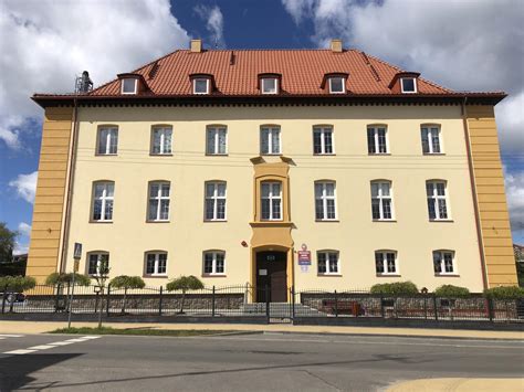 Widok na budynek Urzędu Gminy w Bobolicach lub remizę OSP Bobolice