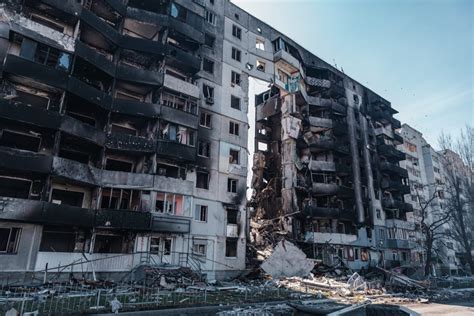 Zniszczony budynek mieszkalny w Zaporożu po ostrzale rakietowym