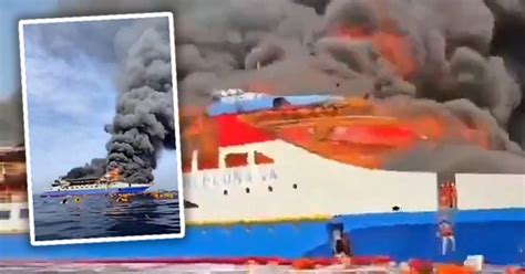 Zdjęcie płonącego promu w Indonezji z widocznymi płomieniami na większości kadłuba