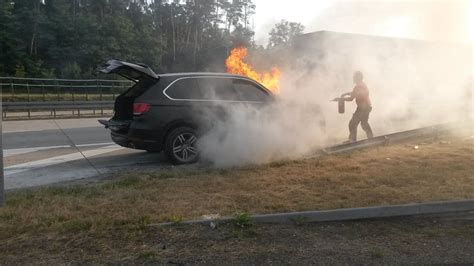 Zdjęcie przedstawiające miejsce pożaru samochodu z perspektywy śledczego