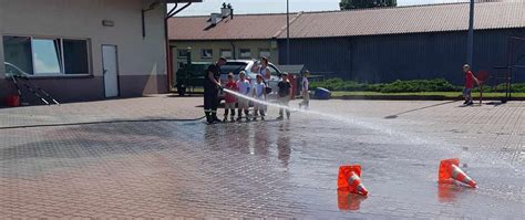Strażacy OSP podczas akcji edukacyjnej dla dzieci w szkole