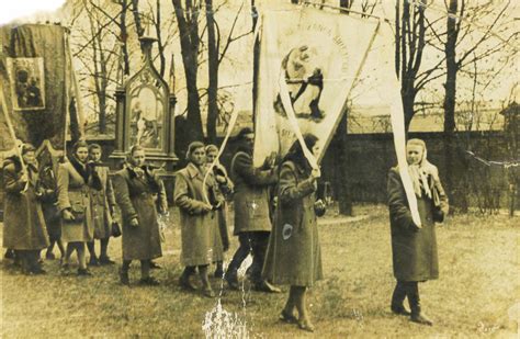 Archiwalne zdjęcie przedstawiające procesję religijną w dawnym mieście