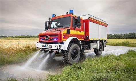 The Unimog U 5023 fire engine in action during a forest fire. (Photo)